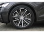 Volvo V60 T6 Plug-in hybrid AWD Ultra Dark | Glossy Black Emblemen | Panoramadak met schuif-/kantelfunctie | Verwarmbare voorstoelen en stuurwiel | Adaptieve Cruise Control met Pilot Assist | Premium audio by Harman Kardon | 360 graden camera | Elektrische voorstoelen met geheugen | Adaptieve Koplampen |