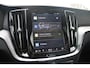 Volvo V60 T6 Plug-in hybrid AWD Ultra Dark | Glossy Black Emblemen | Panoramadak met schuif-/kantelfunctie | Verwarmbare voorstoelen en stuurwiel | Adaptieve Cruise Control met Pilot Assist | Premium audio by Harman Kardon | 360 graden camera | Elektrische voorstoelen met geheugen | Adaptieve Koplampen |