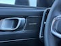 Volvo EX40 Single Motor Extended Range Plus 82 kWh |**17% BIJTELLING**| Panoramadak | Verwarmbare voorstoelen & stuurwiel | Premium audio by Harman Kardon | Adaptieve Cruise Control | Keyless Entry & Go| 20 inch Lichtmetalen Velgen | Black Edition emblemen | Extra getinte zijruiten en achterruit