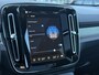 Volvo EX40 Single Motor Extended Range Plus 82 kWh |**17% BIJTELLING**| Panoramadak | Verwarmbare voorstoelen & stuurwiel | Premium audio by Harman Kardon | Adaptieve Cruise Control | Keyless Entry & Go| 20 inch Lichtmetalen Velgen | Black Edition emblemen | Extra getinte zijruiten en achterruit