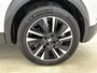 Peugeot e-2008 SUV EV GT Pack 50 kWh 136pk | Navigatie | Schuif-/kanteldak | Achteruitrijcamera | Stoelverwarming | Full Led koplampen | 3D Cockpit | Leder/Alcantara | Keyless | Adaptieve Cruise Control | Dodehoeksensor | Apple Carplay / Android Auto | DAB+ radio | Donker getint glas | 18" lichtmetalen velgen |