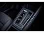 Volkswagen Golf Life Edition eHybrid | 'App-Connect' draadloze smartphone integratie | Achterbank in ongelijke delen neerklapbaar incl. middenarmsteun en doorlaadmogelijkheid | Achteruitrijcamera (Rear View)