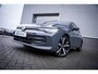 Volkswagen Golf Life Edition eHybrid | 'App-Connect' draadloze smartphone integratie | Achterbank in ongelijke delen neerklapbaar incl. middenarmsteun en doorlaadmogelijkheid | Achteruitrijcamera (Rear View)