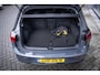 Volkswagen Golf Life Edition eHybrid | 'App-Connect' draadloze smartphone integratie | Achterbank in ongelijke delen neerklapbaar incl. middenarmsteun en doorlaadmogelijkheid | Achteruitrijcamera (Rear View)
