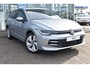 Volkswagen Golf Life Edition eHybrid | 'App-Connect' draadloze smartphone integratie | Achterbank in ongelijke delen neerklapbaar incl. middenarmsteun en doorlaadmogelijkheid | Achteruitrijcamera (Rear View)