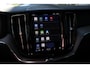 Volvo XC60 2.0 T6 Plug-in hybrid AWD Ultra Dark | Panoramadak | Dodehoek detectie | Trekhaak | 360 graden camera | Stoelverwarming voor- en achterin | Andriod Auto | Apple CarPlay