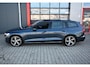 Volvo V60 2.0 T8 Recharge AWD R-Design | Pano | 360 | ACC | Keyless | Memory | H&K | LED | Head-Up | Trekhaak | Leder | Stoelverwarming voor & achter | Stuurwielverwarming | Lane Assist | Ambient | Navi | Carplay/Android | 19'' | Blindspot