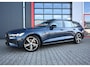 Volvo V60 2.0 T8 Recharge AWD R-Design | Pano | 360 | ACC | Keyless | Memory | H&K | LED | Head-Up | Trekhaak | Leder | Stoelverwarming voor & achter | Stuurwielverwarming | Lane Assist | Ambient | Navi | Carplay/Android | 19'' | Blindspot