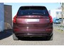 Volvo XC90 T8 Plug-in hybrid AWD Ultra Dark | Panoramadak | Trekhaak | Luchtvering | Head-up display | Premium audio by Bowers&Wilkins | 360 graden camera | Verwarmbare voorstoelen en achterbank | Verwarmbaar stuurwiel | Bowers & Wilkins audio | Apple carplay | Adaptive cruise control | 7-zits |
