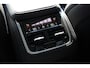 Volvo XC90 T8 Plug-in hybrid AWD Ultra Dark | Panoramadak | Trekhaak | Luchtvering | Head-up display | Premium audio by Bowers&Wilkins | 360 graden camera | Verwarmbare voorstoelen en achterbank | Verwarmbaar stuurwiel | Bowers & Wilkins audio | Apple carplay | Adaptive cruise control | 7-zits |