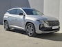 Hyundai Tucson 1.6 T-GDI PHEV N Line 4WD / Dealer onderhouden / Fabrieksgarantie tot 03-2027 / All season banden / Trekhaak afneembaar / Trekgewicht 1350 kg / Stuur- Stoel & Achterbankverwarming / Elektrische achterklep / Rondomzicht camera / Stoelventilatie / Adaptief cruise control /