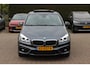 BMW 2-Serie Active Tourer 220i High Executive / Trekhaak / Panoramadak / Navigatie / 18'' / Stoelverwarming / Cruise Control