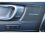Volvo XC40 B3 Plus Black Edition - IntelliSafe Assist & Surround - 360º Camera - Harman/Kardon audio - Verwarmde voorstoelen & stuur - Parkeersensoren voor & achter - Elektr. bedienb. voorstoelen met geheugen links - Draadloze tel. lader - Extra getint glas - 20' LMV