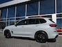 BMW X5 xDrive50e 489pk M-Sportpakket M Brooklyn Grau Pano Skylounge Comf-Zetels H&K Tr-Haak VOL!