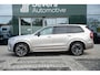 Volvo XC90 T8 Plug-in hybrid AWD | Ultra Dark | Luchtvering | Stoelventilatie | Nappa Leder | Massagefunctie | Panoramadak | Head-up Display | Harman Kardon audio systeem | 7 Zitplaatsen | Rondomzicht Camera | Apple CarPlay |
