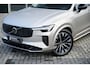 Volvo XC90 T8 Plug-in hybrid AWD | Ultra Dark | Luchtvering | Stoelventilatie | Nappa Leder | Massagefunctie | Panoramadak | Head-up Display | Harman Kardon audio systeem | 7 Zitplaatsen | Rondomzicht Camera | Apple CarPlay |