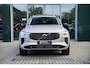 Volvo XC90 T8 Plug-in hybrid AWD | Ultra Dark | Luchtvering | Stoelventilatie | Nappa Leder | Massagefunctie | Panoramadak | Head-up Display | Harman Kardon audio systeem | 7 Zitplaatsen | Rondomzicht Camera | Apple CarPlay |