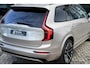 Volvo XC90 T8 Plug-in hybrid AWD | Ultra Dark | Luchtvering | Stoelventilatie | Nappa Leder | Massagefunctie | Panoramadak | Head-up Display | Harman Kardon audio systeem | 7 Zitplaatsen | Rondomzicht Camera | Apple CarPlay |