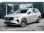 Volvo XC90 T8 Plug-in hybrid AWD | Ultra Dark | Luchtvering | Stoelventilatie | Nappa Leder | Massagefunctie | Panoramadak | Head-up Display | Harman Kardon audio systeem | 7 Zitplaatsen | Rondomzicht Camera | Apple CarPlay |