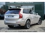 Volvo XC90 T8 Plug-in hybrid AWD | Ultra Dark | Luchtvering | Stoelventilatie | Nappa Leder | Massagefunctie | Panoramadak | Head-up Display | Harman Kardon audio systeem | 7 Zitplaatsen | Rondomzicht Camera | Apple CarPlay |