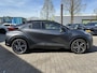 Toyota C-HR / C-HR+ PLUG-IN HYBRID 220 EXECUTIVE STOEL/STUURVERW BLIND-SPOT PARK-SENSOREN JBL-AUDIO EL-SPORTSTOELEN-MEMORY NAVI APPLE/ANDROID