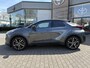 Toyota C-HR / C-HR+ PLUG-IN HYBRID 220 EXECUTIVE STOEL/STUURVERW BLIND-SPOT PARK-SENSOREN JBL-AUDIO EL-SPORTSTOELEN-MEMORY NAVI APPLE/ANDROID