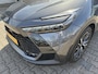 Toyota C-HR / C-HR+ PLUG-IN HYBRID 220 EXECUTIVE STOEL/STUURVERW BLIND-SPOT PARK-SENSOREN JBL-AUDIO EL-SPORTSTOELEN-MEMORY NAVI APPLE/ANDROID