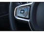 Volvo XC60 2.0 T6 Plug-in hybrid AWD Ultra Dark | Panoramadak | Voorin automatische verstelbare stoelen met geheugen | Dodehoek detectie | Trekhaak | 360 graden camera | Stoelverwarming voor- en achterin | Andriod Auto | Apple CarPlay