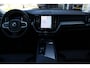 Volvo XC60 2.0 T6 Plug-in hybrid AWD Ultra Dark | Panoramadak | Voorin automatische verstelbare stoelen met geheugen | Dodehoek detectie | Trekhaak | 360 graden camera | Stoelverwarming voor- en achterin | Andriod Auto | Apple CarPlay