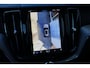 Volvo XC60 2.0 T6 Plug-in hybrid AWD Ultra Dark | Panoramadak | Voorin automatische verstelbare stoelen met geheugen | Dodehoek detectie | Trekhaak | 360 graden camera | Stoelverwarming voor- en achterin | Andriod Auto | Apple CarPlay
