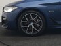 BMW 5-Serie Touring 530e M Sport PHEV 293pk Dealer O.H. | Panodak | Adaptive Cruise | 360 Camera | Harman / Kardon | Lederen Comfortzetels Memory & Verwarmd | Adaptive LED | Apple Carplay | Blis | Sfeerverlichting | Navigatie | DAB | Plug In Hybrid |
