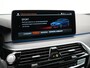 BMW 5-Serie Touring 530e M Sport PHEV 293pk Dealer O.H. | Panodak | Adaptive Cruise | 360 Camera | Harman / Kardon | Lederen Comfortzetels Memory & Verwarmd | Adaptive LED | Apple Carplay | Blis | Sfeerverlichting | Navigatie | DAB | Plug In Hybrid |