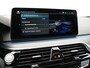 BMW 5-Serie Touring 530e M Sport PHEV 293pk Dealer O.H. | Panodak | Adaptive Cruise | 360 Camera | Harman / Kardon | Lederen Comfortzetels Memory & Verwarmd | Adaptive LED | Apple Carplay | Blis | Sfeerverlichting | Navigatie | DAB | Plug In Hybrid |