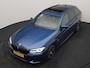 BMW 5-Serie Touring 530e M Sport PHEV 293pk Dealer O.H. | Panodak | Adaptive Cruise | 360 Camera | Harman / Kardon | Lederen Comfortzetels Memory & Verwarmd | Adaptive LED | Apple Carplay | Blis | Sfeerverlichting | Navigatie | DAB | Plug In Hybrid |