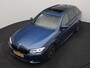 BMW 5-Serie Touring 530e M Sport PHEV 293pk Dealer O.H. | Panodak | Adaptive Cruise | 360 Camera | Harman / Kardon | Lederen Comfortzetels Memory & Verwarmd | Adaptive LED | Apple Carplay | Blis | Sfeerverlichting | Navigatie | DAB | Plug In Hybrid |
