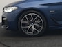 BMW 5-Serie Touring 530e M Sport PHEV 293pk Dealer O.H. | Panodak | Adaptive Cruise | 360 Camera | Harman / Kardon | Lederen Comfortzetels Memory & Verwarmd | Adaptive LED | Apple Carplay | Blis | Sfeerverlichting | Navigatie | DAB | Plug In Hybrid |