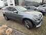 Mercedes-Benz GLC 300e 4MATIC Premium Plus 320 PK | Automaat | Elektrische Trekhaak | Elektrisch Panorama Dak | Elektrische stoelverstelling met geheugen | Stoelverwarming | 360 Camera | Navigatie | Elektrische Achterklep |