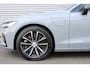Volvo V60 T6 Plug-in hybrid AWD Plus Dark | Trekhaak | All-Season Banden | Harman/Kardon Premium Geluidssysteem | Adaptieve Cruise Control | Pilot Assist | Elektrische Achterklep | Keyless Entry | Elektrisch Verwarmbare Voorruit |Stuurverwarming | Stoelverwarming Voor- en Achter | Nappa Leder/Open Grid Textiel Bekleding | 18 Inch Lichtmetalen Velgen