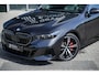 BMW 5-Serie Touring 550e xDrive | M Sportpakket Pro | Driving Assistant Professional | Panoramadak | Innovation Pack | Trekhaak | Bowers & Wilkins Surround Sound System | Parking Assistant Professional | Stoelventilatie |