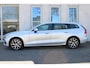 Volvo V60 2.0 T6 Twin Engine AWD Momentum Pro | Head-up display | Verwarmbaar stuurwiel | Verwarmbare voorstoelen en achterbank | 360 graden camera | Dode hoek herkenning | Adaptieve cruise controle | Keyless entrty |