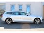 Volvo V60 2.0 T6 Twin Engine AWD Momentum Pro | Head-up display | Verwarmbaar stuurwiel | Verwarmbare voorstoelen en achterbank | 360 graden camera | Dode hoek herkenning | Adaptieve cruise controle | Keyless entrty |