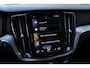 Volvo V60 2.0 T6 Twin Engine AWD Momentum Pro | Head-up display | Verwarmbaar stuurwiel | Verwarmbare voorstoelen en achterbank | 360 graden camera | Dode hoek herkenning | Adaptieve cruise controle | Keyless entrty |