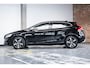 Volvo V40 T3 R-Design | Parkeercamera | Navigatie | Parkeersensoren voor + achter | Stoelverwarming | 17'' Lichtmetalen velgen | Dealer onderhouden | Trekhaak | All Season banden |