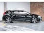 Volvo V40 T3 R-Design | Trekhaak | Parkeercamera | Navigatie | Parkeersensoren voor + achter | Stoelverwarming | 17'' Lichtmetalen velgen | Dealer onderhouden | All Season banden |