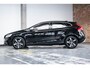 Volvo V40 T3 R-Design | Trekhaak | Parkeercamera | Navigatie | Parkeersensoren voor + achter | Stoelverwarming | 17'' Lichtmetalen velgen | Dealer onderhouden | All Season banden |