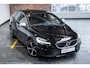 Volvo V40 T3 R-Design | Parkeercamera | Navigatie | Parkeersensoren voor + achter | Stoelverwarming | 17'' Lichtmetalen velgen | Dealer onderhouden | Trekhaak | All Season banden |