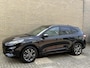 Ford Kuga 2.5 PHEV 225pk | ST-Line X | Navigatie | Camera | Black package | Full-LED | DAB | Keyless entry&start |Apple CarPlay / Android Auto | Sportstoelen | 18 inch velgen | Cruise control | Lane assist | Stoel&stuurverwarming | Bang&Olufsen audio | Elektrische achterklep | Volledig dealeronderhouden