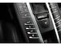 Porsche Macan 2.0 / 1e Eign. / Trekhaak / Panoramadak / Camera / Luchtvering / Leder / 20'' / Dodehoek / DAB / Stoelverwarming / Cruise Control