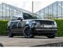 Land Rover Range Rover P550e Autobiography | Santorini Black | Caraway (cognac) leder | 23" inch | Tow Pack | Koelkast |