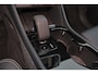 Volvo EX40 Extended Range Plus 82 kWh - IntelliSafe Assist & Surround - Parkeercamera achter - Verwarmde voorstoelen & stuur - Parkeersensoren voor & achter - Draadloze tel. lader - Warmtepomp - Extra getint glas - Elektr. inklapbare trekhaak - 21' LMV